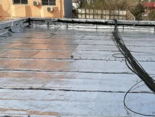 定结卫生间漏水维修公司分享下定结屋面楼顶防水刚性防水层施工要点。